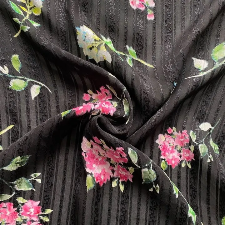 Schwarzer Jacquard-Seidensatin mit Streifen