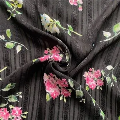 Schwarzer Jacquard-Seidensatin mit Streifen